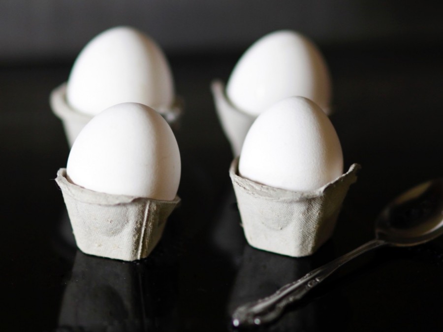 Wenn du gerade keinen Eierbecher zur Hand hast: Einweg-Eierbecher aus Eierkartons ganz schnell selber machen.
