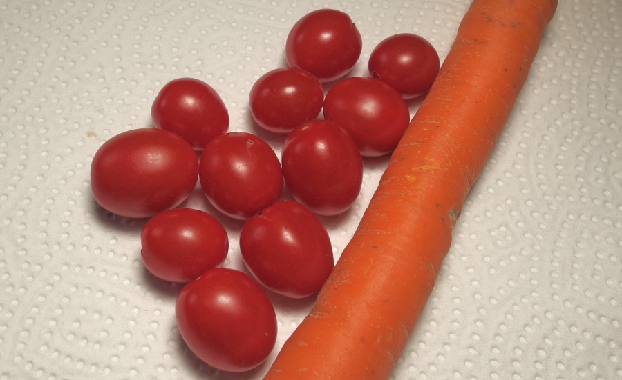Gemüse im Kühlschrank doppelt so lange haltbar machen mit einem Tuch von der Küchenrolle.