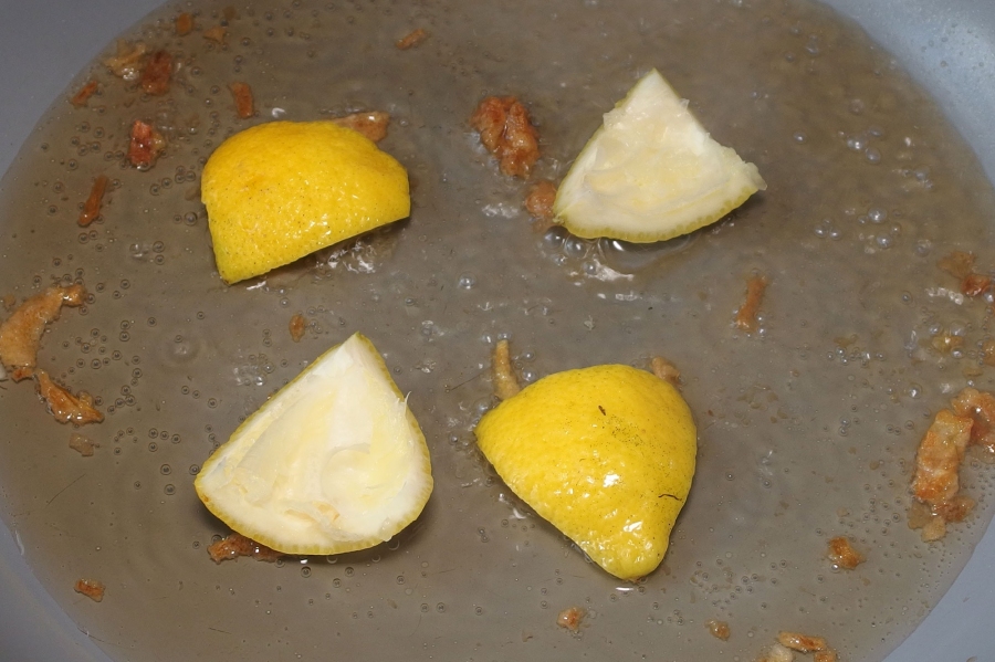 Zitronenreste kann man zum Entfernen von Fett in der Pfanne prima noch einmal verwenden.