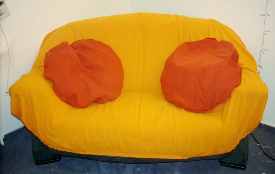 Sofa mit Spannbettbezug