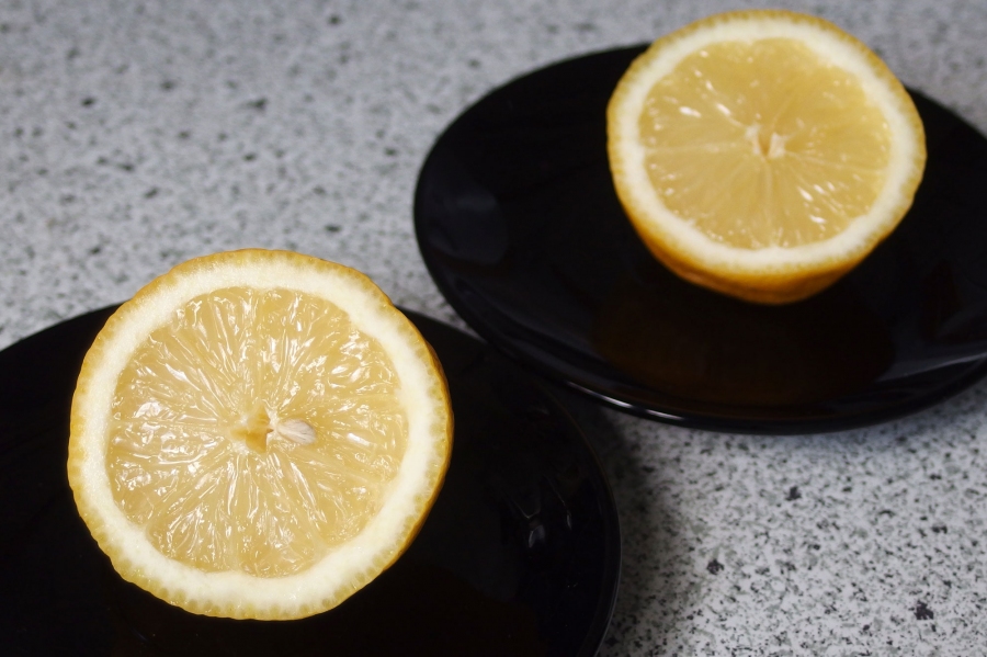 Zitronenhälften helfen gegen Fruchtfliegen in der Küche.