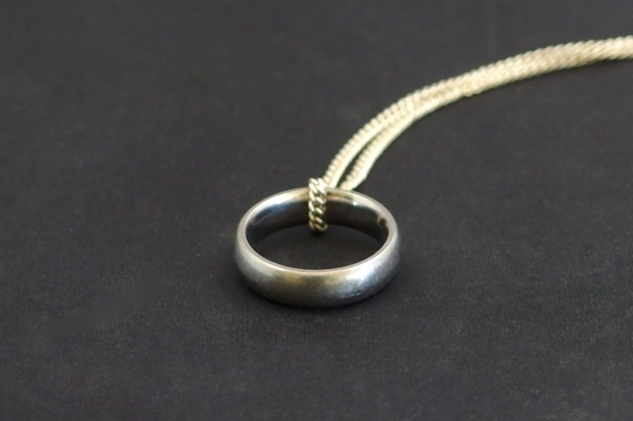 Einen zu eng gewordenen Ring kann man als Anhänger an einer Kette tragen.