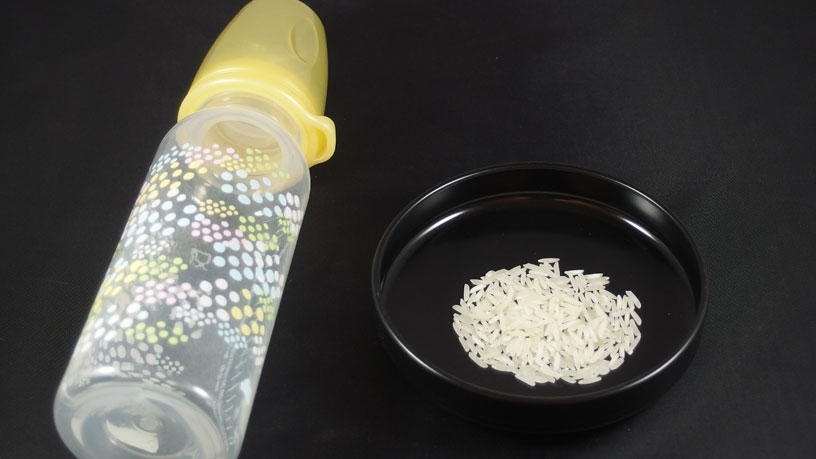 Bei Bedarf Reis (ungekocht) in das Fläschchen füllen, etwas Wasser rein, Saugteil wieder anschrauben, Saugloch mit Fingern zu halten und schütteln.