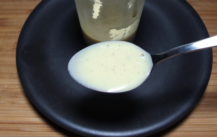 Für alle, die keine rohen Eier essen können/dürfen, oder schlichtweg Bedenken haben, Mayo mit rohem Ei in der Sommerhitze zu essen: Ein Rezept für Mayonnaise ohne Ei.