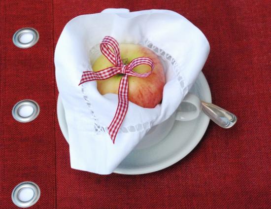 Tischdeko Apfel mit Serviette und Schleife