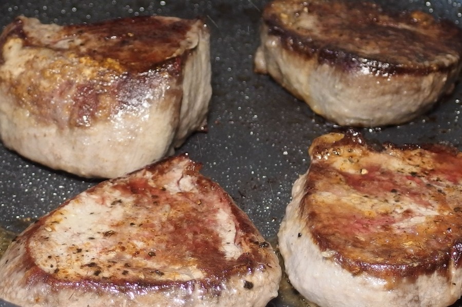 Steaks erst im Backofen garen und dann in der Pfanne braten - superzartes Fleisch und trotzdem kross angebraten.