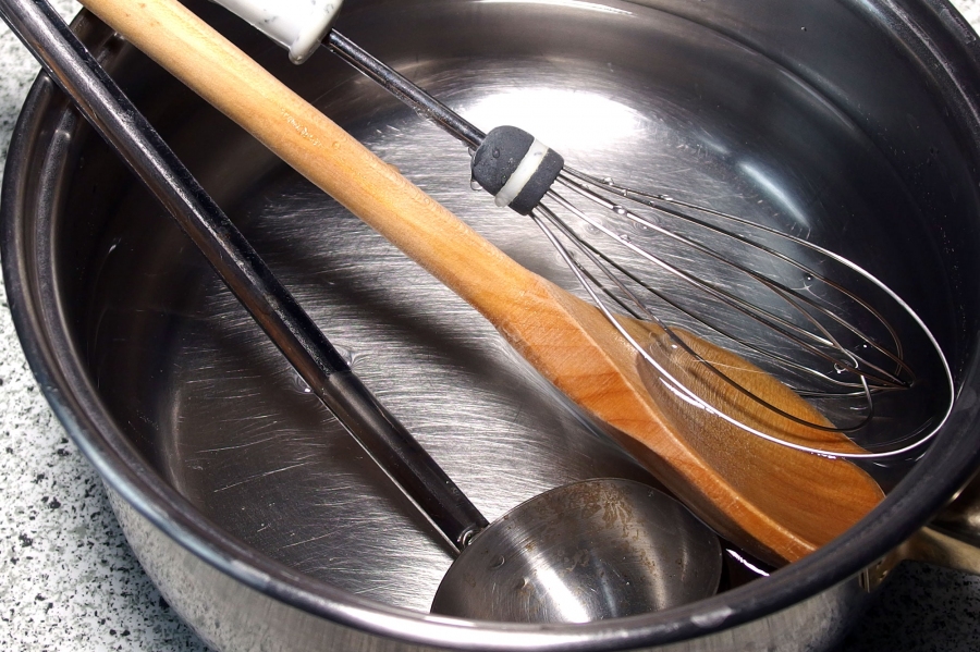 Mit einem Löffeltopf mit lauwarmem Wasser hat man immer sauberes Kochwerkzeug zur Hand.