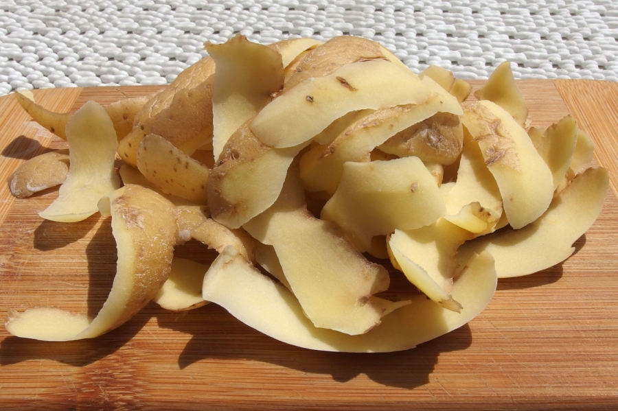 Frittierfett mit Kartoffelscheiben reinigen und noch einmal verwenden.
