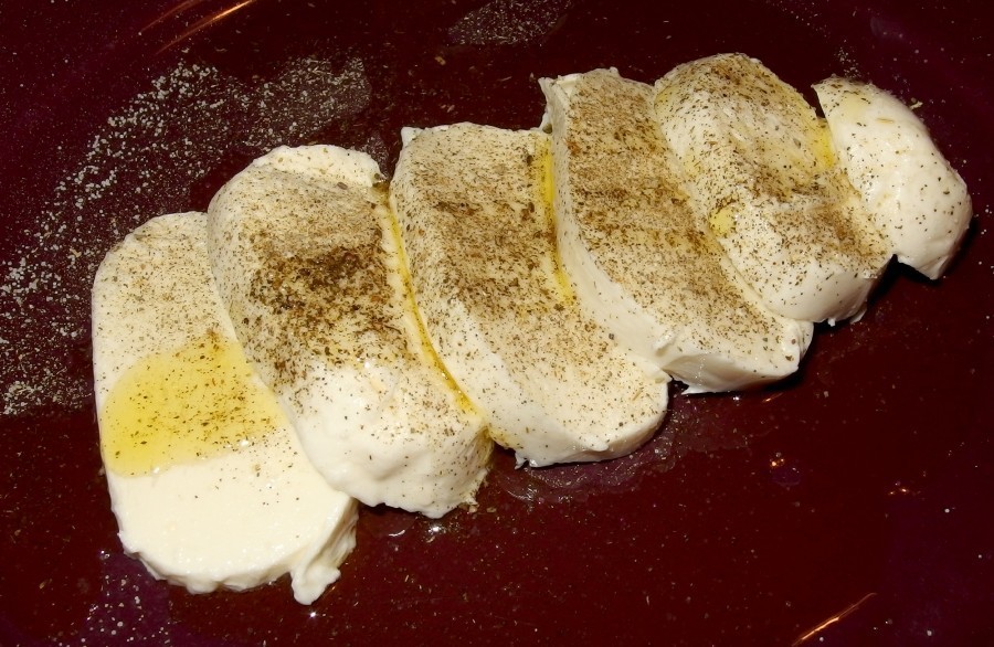Ein einfaches Rezept für den Hunger zwischendurch: Mozzarella-Scheiben mit Öl und Gewürzen. 