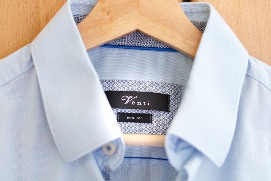 Bei täglichem Hemden-Wechsel kann man sich das Bügeln wirklich sparen: indem man bügelfreie Hemden kauft!