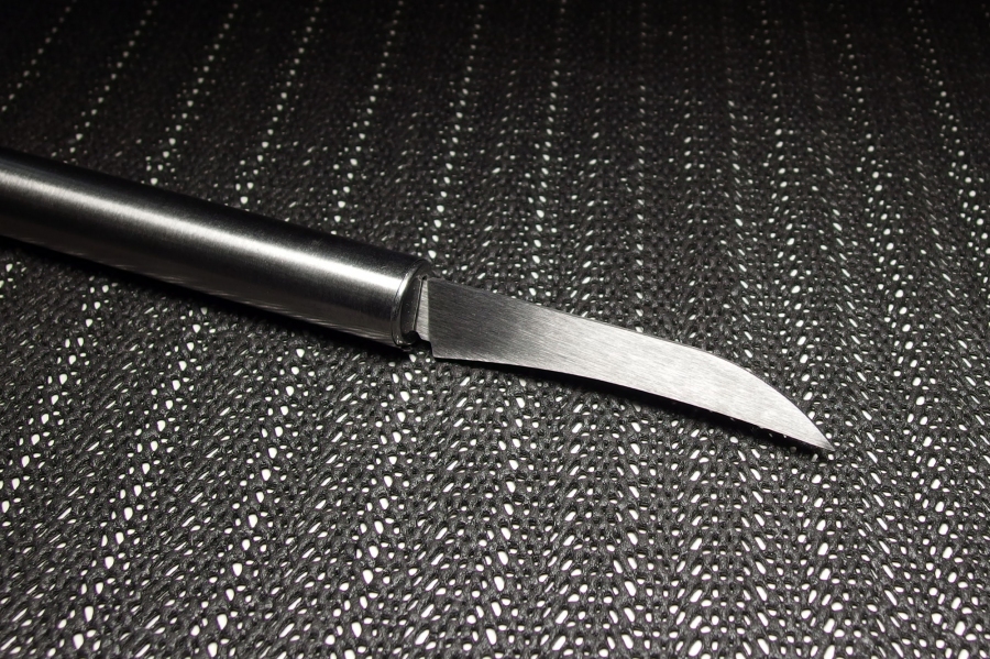 Messer in der Küche kann man an einem alten Ledergürtel schärfen.