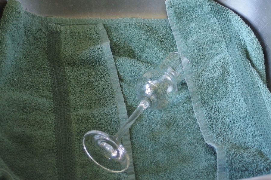 Damit empfindlichen Gläsern beim Spülen auch wirklich nichts passiert, legt man ein Gästefrotteetuch in das Spülbecken, bevor man das Wasser einlässt. So gehen sie nicht kaputt, selbst wenn sie einmal umfallen sollten.