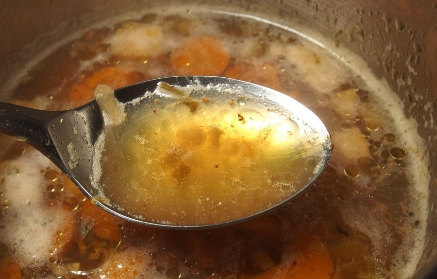 Der Schaum in der Brühe enthält viele Spurenelemente und Mineralstoffe, die man gerne in der Suppe behalten möchte. Deshalb sollte dieser Schaum nicht abgeschöpft werden, wie es in vielen Rezepten heißt.