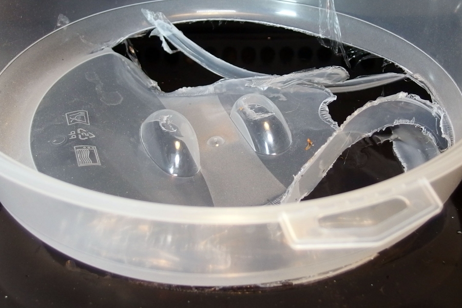 Flecken von geschmolzenem Plastik auf dem Glaskeramikfeld mit Nagellackentferner loswerden.