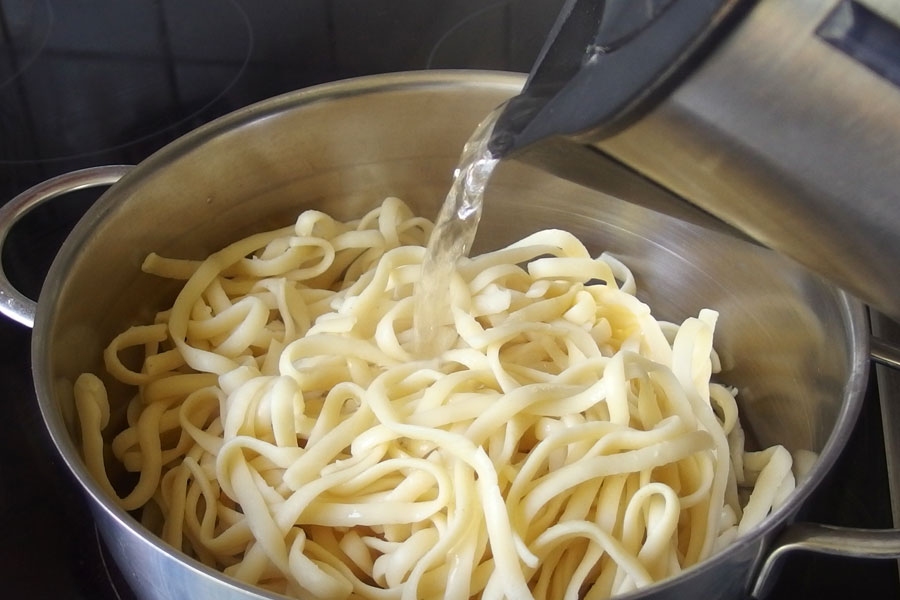 "Spaghettiklumpen" in einen Topf geben und aus dem Wasserkocher heißes Wasser darübergießen. Kurz umrühren und ein paar Minuten ziehen lassen. Dann schmecken die Nudeln wie frisch gekocht.