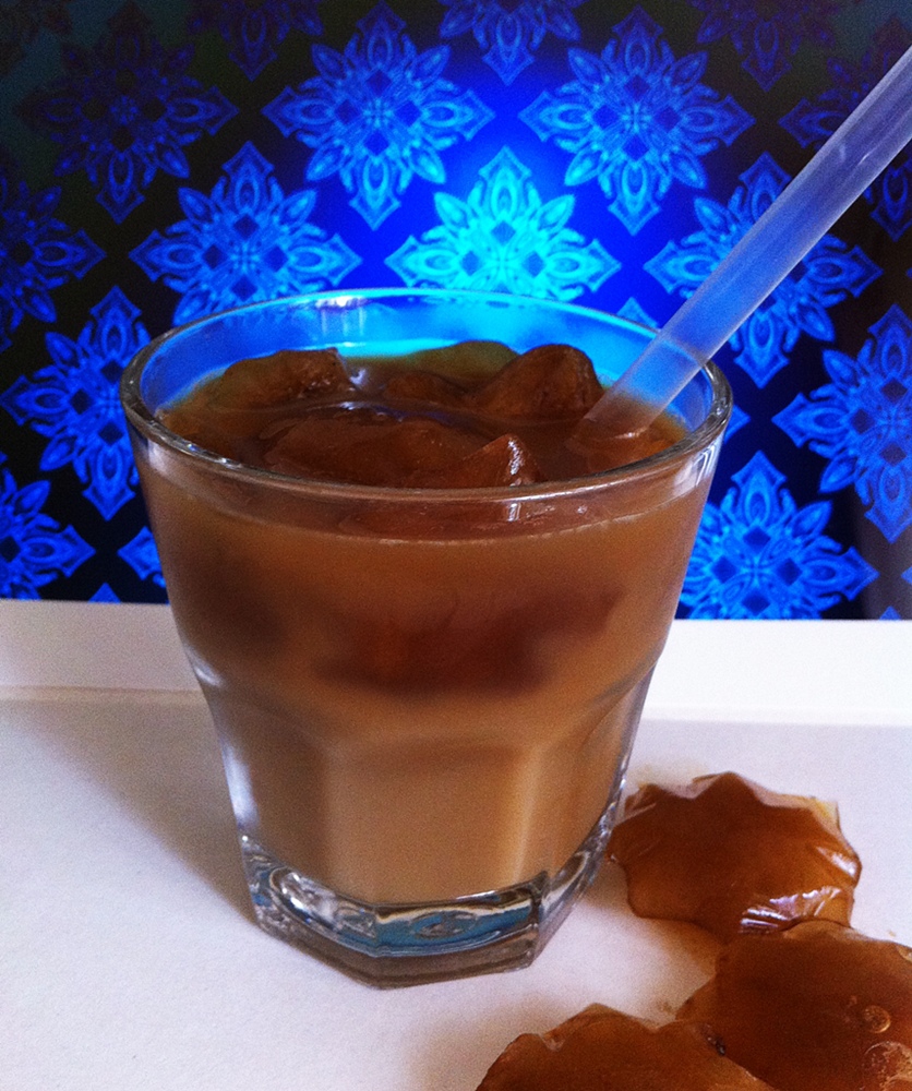 Eiskaffee oder Eistee - mit Würfeln von gefrorenem Kaffee oder Tee