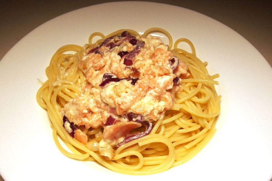 Für leckere Spaghetti mit Räucherlachs benötigt man außerdem Sahne, Zwiebeln und Knoblauch.