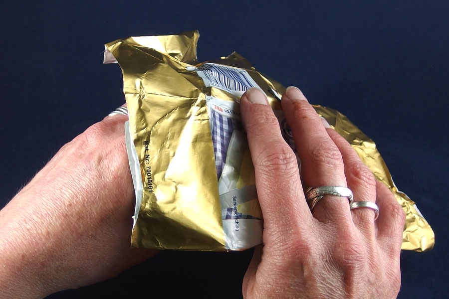 Reste von Butter an der Verpackungsfolie für die Handpflege verwenden.