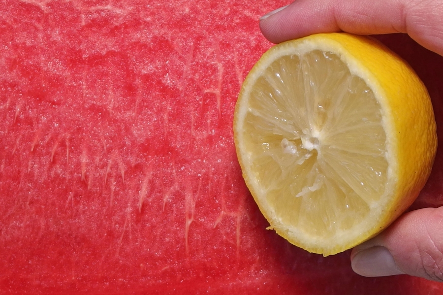 Wenn man Zitronensaft über die Wassermelonenstücke träufelt, dann schmeckt's noch sehr viel erfrischender und vorallem besser!