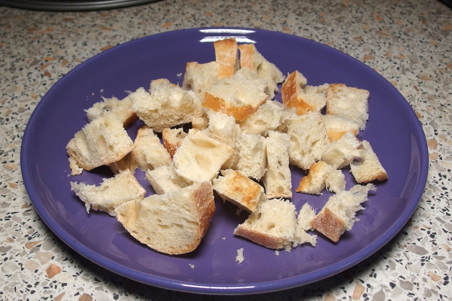 Altbackenes Brot in Würfel schneiden und einfrieren. 