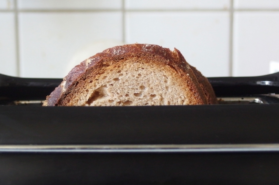 Brot toasten: Ganz wichtig hierbei, der Toaster muss so eingestellt sein, dass das Brot nur leicht angeröstet wird. Auf diese Weise kann man auch "Gummibrot", also das Brot von Vorgestern bei dem schon die Kruste etwas zäh geworden ist, wieder aufwerten.