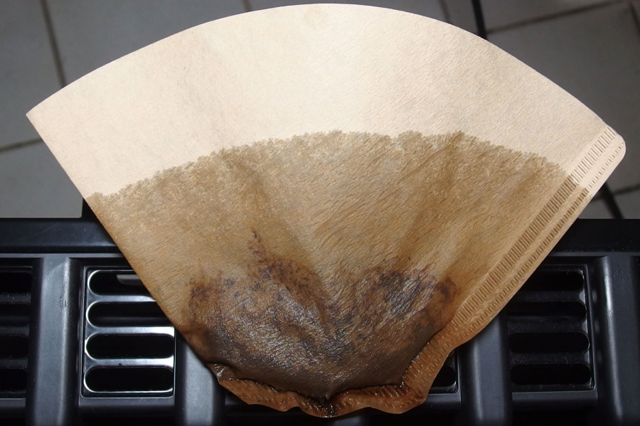 Mit gebrauchtem Kaffeefilter trockene Heizungsluft verbessern & Schimmel im Mülleimer vermeiden.