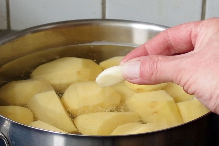 Salzkartoffeln mit etwas Knoblauch kochen - die Kartoffeln schmecken sehr gut - wenn man Knoblauch mag.