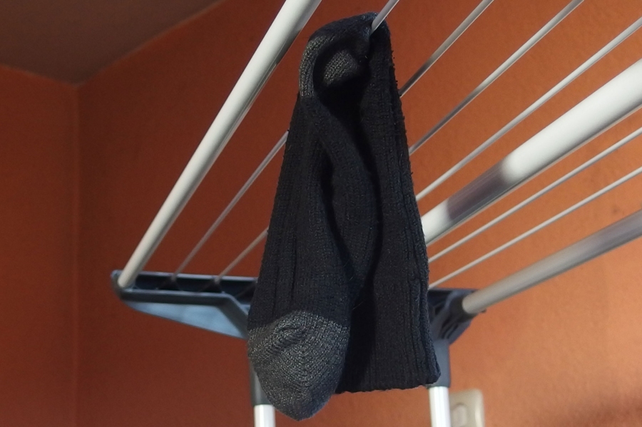  Ich bin jetzt dazu übergegangen und habe eine kleine Wäscheleine über meine Waschmaschine angebracht. Da hänge ich die Socken auf, die ohne "Partner" sind.