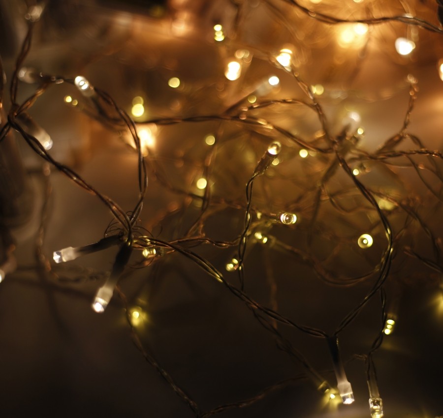 Damit sich Lichterketten, die man z. B. in der Weihnachtszeit aufhängt, beim Aufbewahren nicht verknoten, gibt es eine einfache Lösung: Lichterketten "halbieren", dass immer am besten zwei Lichter gegenüber sind und dann um eine leere Küchenrolle wickeln.