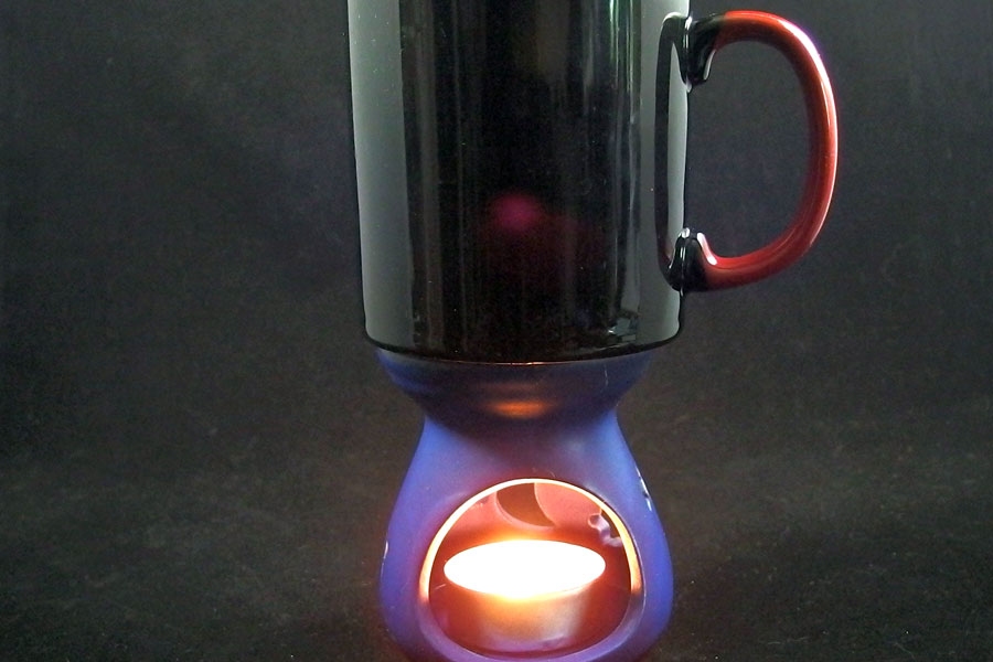 Aromalampe als Tassenwärmer zweckentfremden.