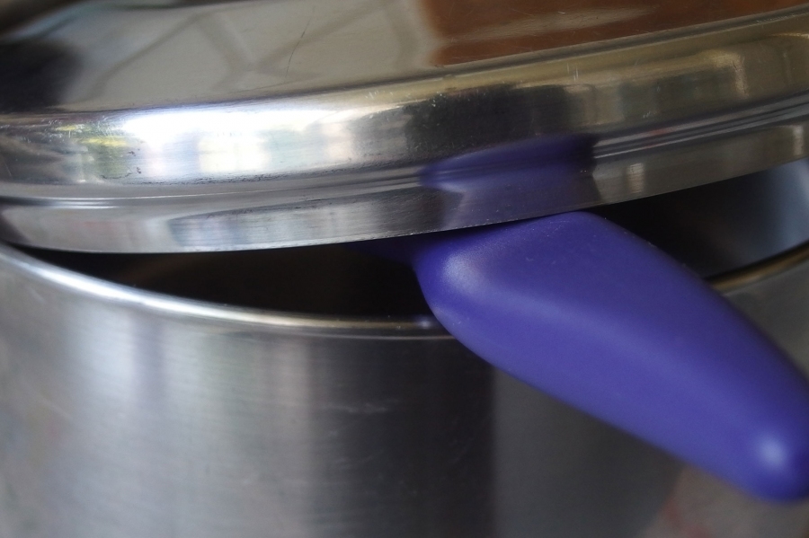 Ein Überkochen kann man verhindern, indem man zwischen Deckel und Topf ein Messer klemmt.