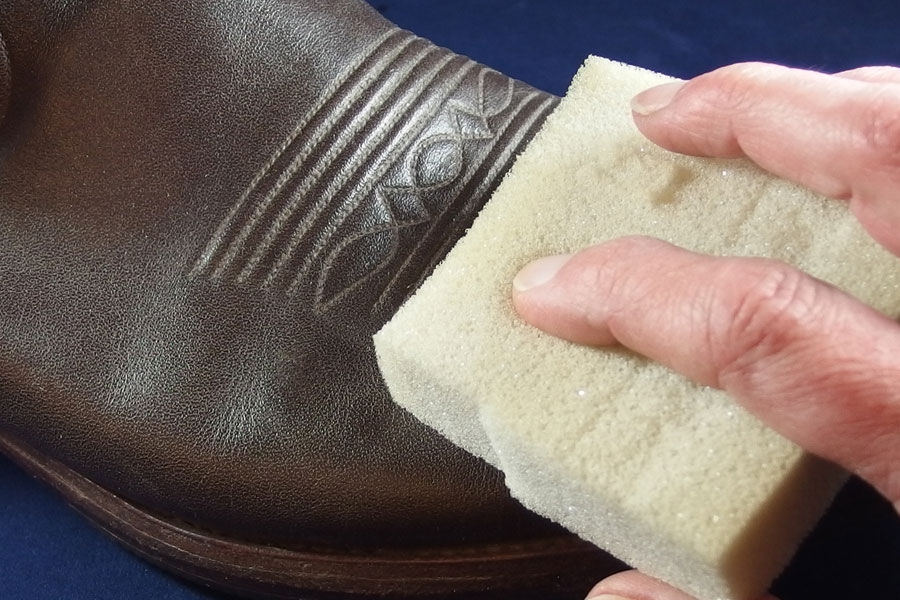 Nach dem die Schuhcreme eingezogen ist, erst mal leicht mit einer Bürste drüber und den groben "Überstand" wegpolieren. Anschließend mit dem Schaumstoff schön mit Schwung drüberpolieren. 