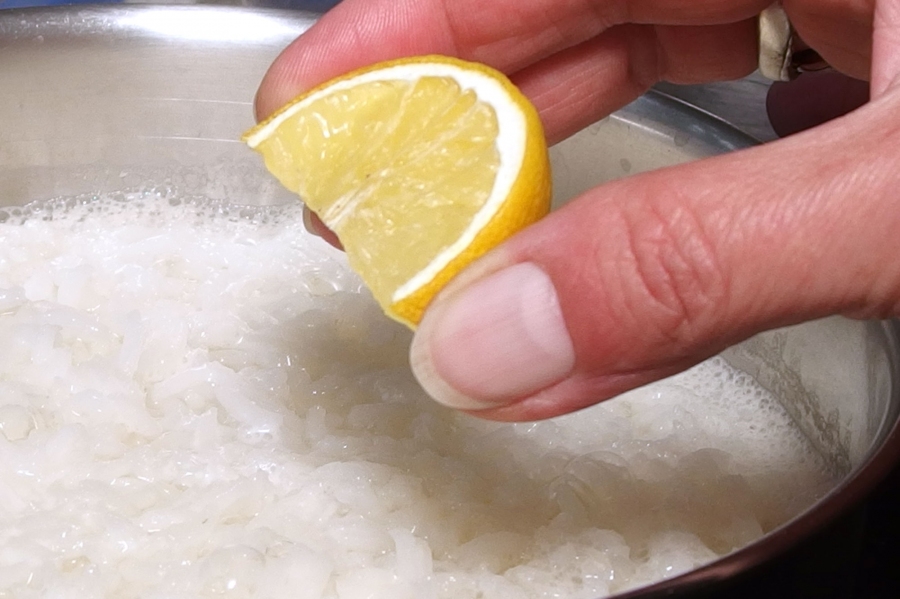 Reis pappt nicht mehr zusammen: Das geht ganz einfach, wenn man dem Kochwasser einen EL Zitronensaft zufügt. 