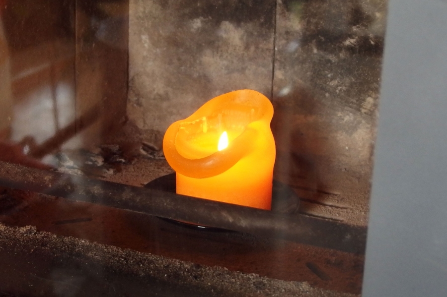 Kamin auch im Sommer ein Eye-Catcher - Kamin als Mega-Kerzenständer.