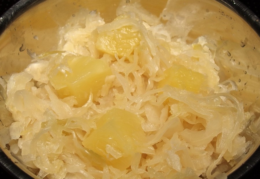 Mit Ananas und Sahne, Sauerkraut etwas lieblicher machen - das schmeckt auch sehr lecker.