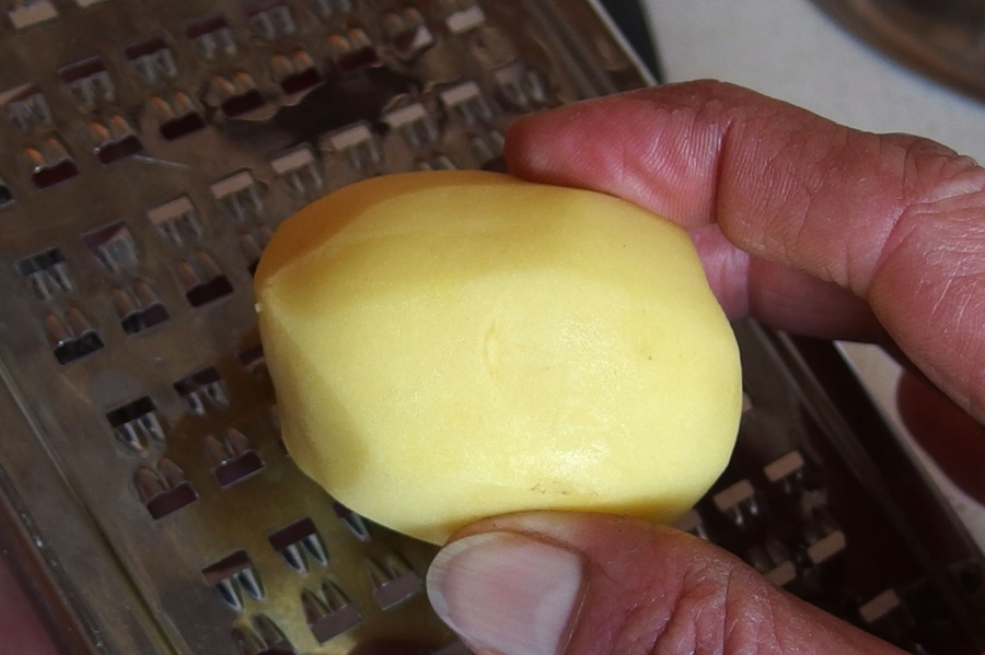 Gegen dunkle Augenringe hilft geriebene Kartoffel in einem Stück Mull. Kartoffelbeutel für einige Minuten auf die Augenringe legen.