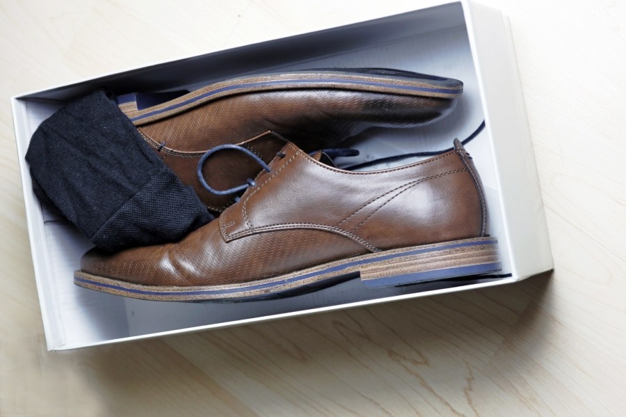 Herrenschuhe für besondere Anlässe kann man mit Schuhspannern versehen und geputzt im passenden Schuhkarton aufbewahren. Die passenden Socken mit hineinlegen, sodass man beim nächsten Anlass nicht erst umständlich nach den richtigen Socken suchen muss.
