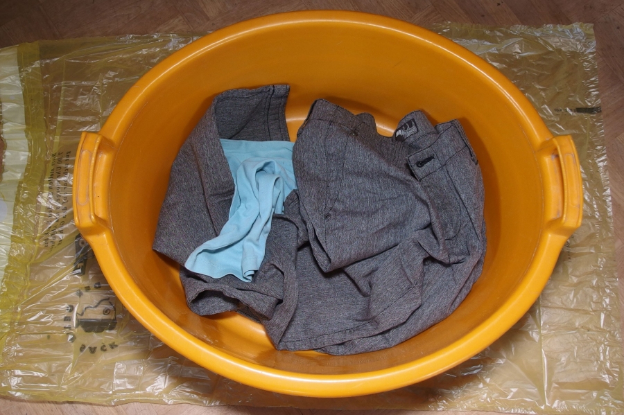 Mit einer Plastiktüte frisch gewaschene Wäsche vor erneuter Verschmutzung schützen.
