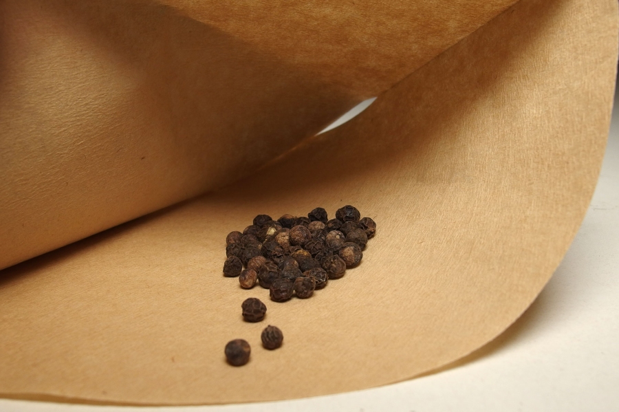 Mithilfe eines Kaffeefilters Gewürze in Mühlen leichter einfüllen.