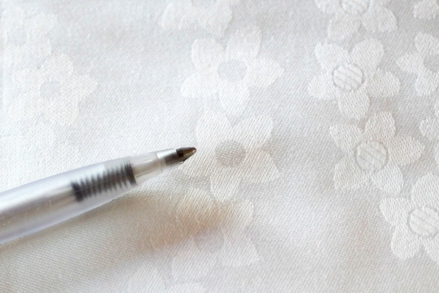 Kugelschreiberflecken von Tischwäsche entfernen mit Alkohol. 