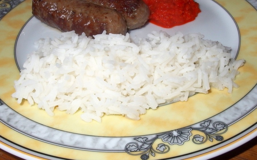 Ein einfacher Trick, wie Reis, mithilfe einer Brotscheibe, schön trocken und körnig wird.
