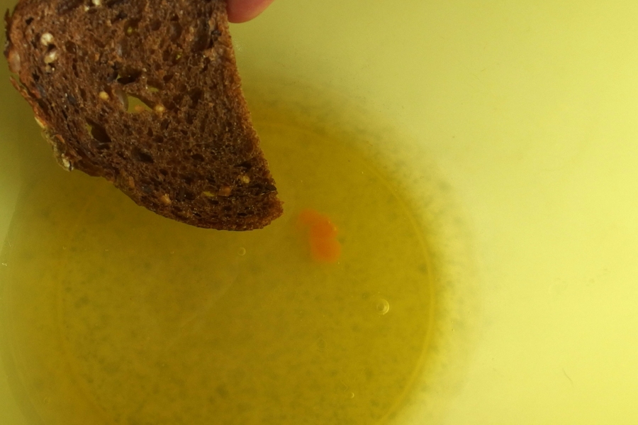 Einfach das Eigelb mit einem Stückchen Brot betupfen. Es bleibt sofort daran haften und kann somit aus dem Eiweiß gefischt werden. Der Eischnee ist gerettet!