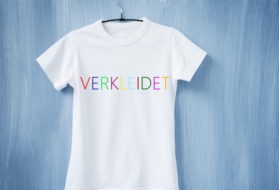 Einfach in den Copy-Shop gehen und ein T-Shirt kaufen (man kann auch ein eigenes mitbringen). Darauf in Regenbogenfarben das Wort "VERKLEIDET" drucken lassen.