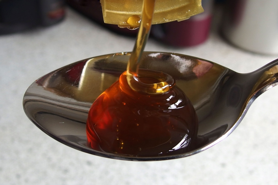 Honig niemals aufkochen, dabei verliert er an Aroma und auch an wertvollen Stoffen.
