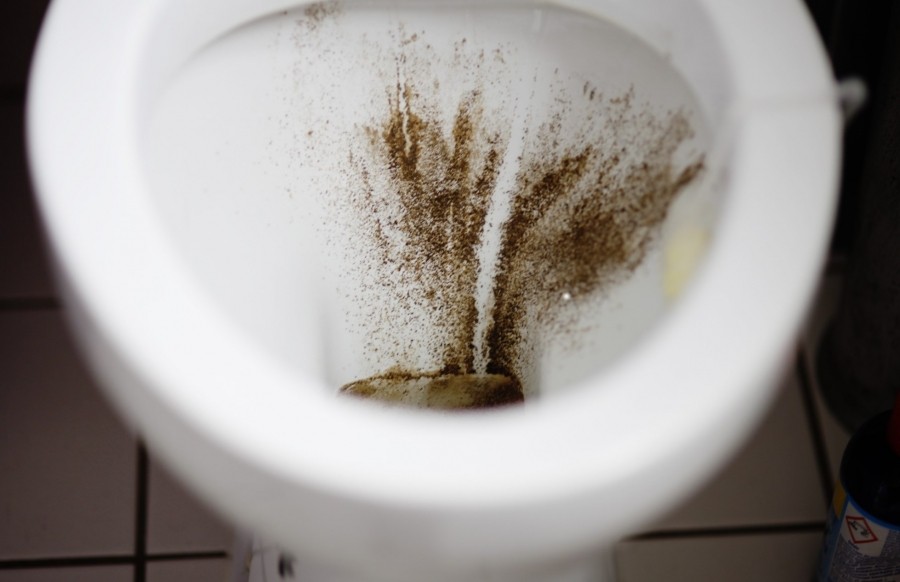  Mit etwas Pfeffer in der Toilettenschüssel kann man testen, ob ungewollt Wasser hinabläuft.