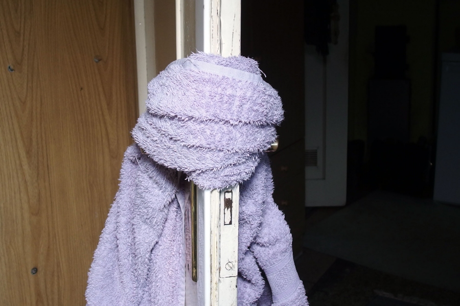 Türen knallen nicht mehr zu beim Durchlüften: Knall mit einem Handtuch abfangen.