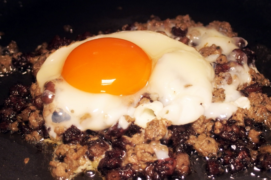 Aus Leberwurst, Blutwurst, Zwiebeln, Eiern und Gürkchen lässt sich ein leckeres Bauernfrühstück zaubern.