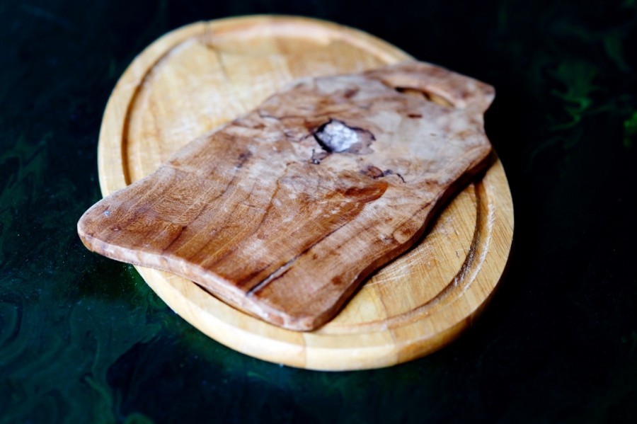 Gute alte Schneidebrettchen aus Holz, die unansehnlich und unhygienisch geworden sind, beim Tischler auffrischen lassen.