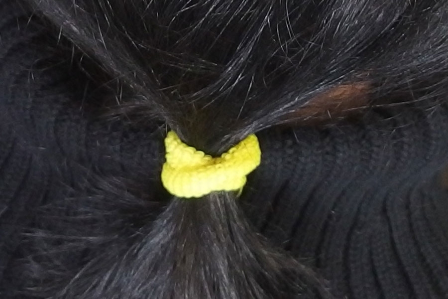 Lange Haare schonen, indem man Haargummis ohne Metallstück verwendet.