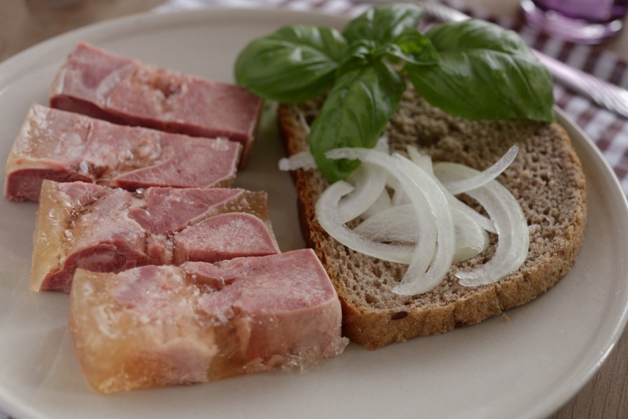 Sächsische Sülze Hausmacher Art: Dazu deftige Bratkartoffeln oder Brot und Zwiebeln - das ist ein lecker Abendessen (Abbildung ähnlich).